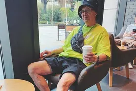 84岁武汉爷爷太时髦成网红，打扮比小伙子更潮，孙子经常蹭衣服穿图片