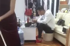 丧偶式婚姻？江苏一女子挺着大肚子干家务活，丈夫坐旁边无动于衷图片