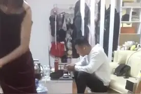 丧偶式婚姻？江苏一女子挺着大肚子干家务活，丈夫坐旁边无动于衷图片