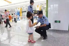 3岁小女孩在商场走丢，当她说出爸爸的名字后，民警当场笑喷了图片