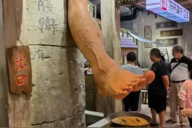 上海“阴间风”文和友火爆，场面太诡异，顾客：吃完有心理阴影图片