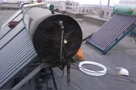 天冷了，太阳能热水器温度不高，在管道上缠条带子，天天有热水用图片