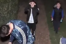 球迷爬墙围堵梅西家，梅西被扔球衣，弯腰捡起签名，儿子递笔太萌图片