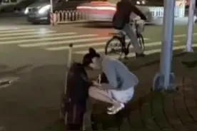 空姐穿短裙在寒风中瑟瑟发抖 公司领导知道后这样做图片