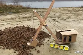 普通纸板的创意玩法，看看如何制作液压玩具挖掘机！图片