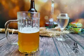 1瓶白酒相当于几瓶啤酒？酒场上喝白酒还是啤酒划算？看完涨知识图片