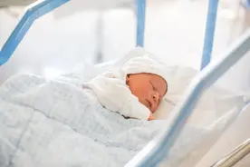 妇产医院见闻：生孩子的那一天，十几个人围着产妇，看她生孩子图片