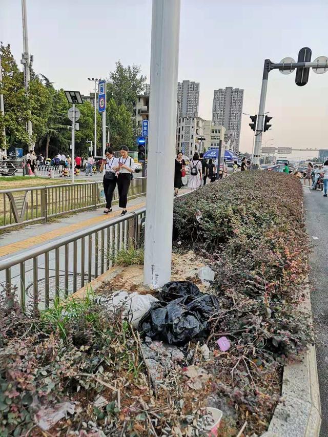 武汉东湖新技术开发区关南园路段脏乱差