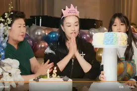 钟丽缇庆51岁生日，她居C位发际线竟比婆婆还高，婆媳像老姐妹图片