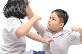 孩子生气摔东西，家长怎么办？图片