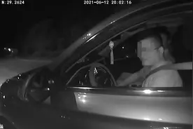 高速交警在景德镇服务区内夜查，有车主违法还企图贿赂……图片