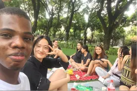 十八岁的她，在广州搭讪非洲人图片