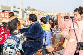 宝妈穿着“清凉”去接娃，却被儿子同学嘲笑：你妈穿内裤出门图片