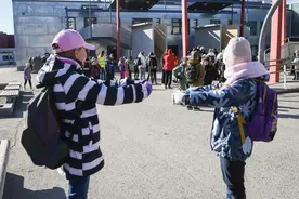 多国神兽开始回笼了：见面作揖，课桌加装挡板，操场上画地为牢图片