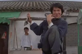 1982年，成龙首次执导的这部电影，奠定了功夫喜剧的独特风格图片