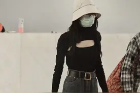 迪丽热巴机场也好敢穿，两件套的上衣大胆镂空，裤子还粗如水桶图片