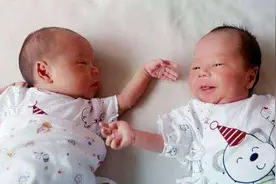 龙凤胎刚出生就一直抱着亲，护士都分不开，这也太可爱暖心了吧图片