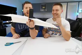 用大号纸飞机装载iPhone XS从高处飞下，结果会发生什么？视频封面