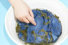 牛仔裤发白褪色怎么办？简单处理一下，穿一年还跟新的一样不掉色视频封面