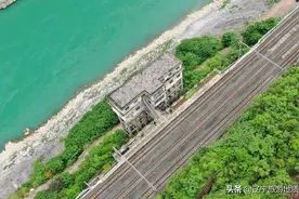 重庆这座火车站高出地面40多米，不敢悬挂站牌，每天乘客不足10人图片