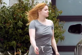 露西穿唇形镂空衫遛狗，阿芮尔线衣线裤也能凹造型｜欧美街拍图片