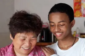 浙江奶奶替黑人老板养孩13年，孩子：我是中国人的子孙，我来养老图片