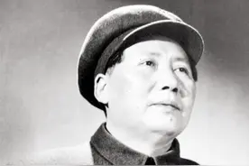 毛主席递烟给朋友，发现只剩一支烟，主席一个自然动作展现高情商图片