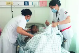 事发龙岩！钢筋从天而降直穿女子腰椎！三十多名医护合力紧急抢救图片