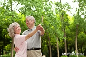 老人发热八天，医院确诊艾滋病，痛哭：我最后悔的事情是跳广场舞图片