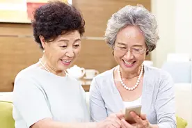 和姐姐抱团养老11年散伙了，76岁奶奶：散了，我们也断了来往图片