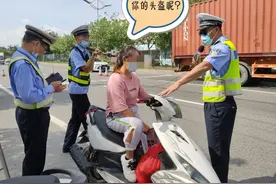 “爸爸叫我以后别喊他开门了”知道原因后，网友都泪目了……图片