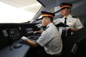 我国高铁司机月薪有多少？每天工作4小时，什么样的人才能任职？图片