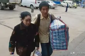 那个曾住猪圈、捡垃圾，“千里背疯娘上学”的男孩，现状如何？图片