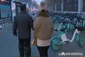 电动车路边随意停放 电瓶频繁被盗引起关注图片