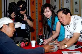 老公偷拿10万买“酒杯”，老婆气愤拿来鉴宝，专家看后：说不出口图片