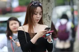 这鞋子的“缝隙”这么大，肯定不跟脚，难怪走几步就要“打车”图片