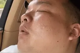 新郎在婚车上呼呼大睡，转头看新娘，不是一家人不进一家门！图片