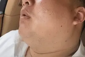 新郎在婚车上呼呼大睡，转头看新娘，不是一家人不进一家门！图片