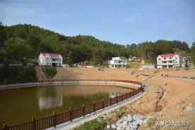 山村村民建造大池塘，两个相距仅百米，看干啥用图片