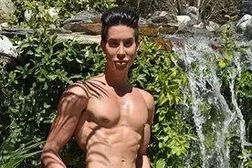 美国男子懒得健身，花百万整形成“肌肉男”，全身挨刀达数百次图片