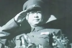 陈赓不满当选候补委员，拍着主席的肩膀问，什么是“候补”？图片