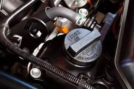 汽车怠速开空调1小时，能烧多少油？车主得知答案后：心里有数了图片