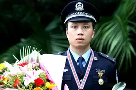公安英模事迹展播丨方华：身中子弹，他仍死死揪住嫌犯不放图片