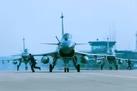 中国已装备500架歼10，轻型机没落的当下，是否停产为歼35让路？图片