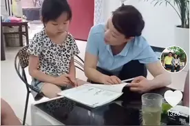 许敏辅导孙女功课：奇奇在一旁边起哄，郭威一家人：平凡而又幸福图片