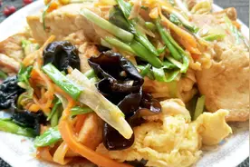 这道蒜苗鸡蛋炒豆腐香味浓郁鲜嫩可口，营养丰富又健康，快试试吧视频封面