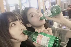 喝完新疆特产大乌苏，再喝美国特产百威，网友：没对比就没有伤害图片