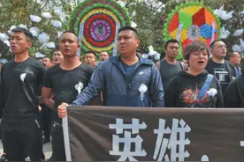 凉山火灾幸存消防员：每晚梦见 18 岁牺牲小战士说“拉我一把”图片