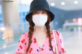 吴昕 机场私服，樱桃印花连衣裙搭配马丁靴图片