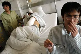 岳母住院花20万，小舅子要求费用平摊，老婆：我只负责伺候图片